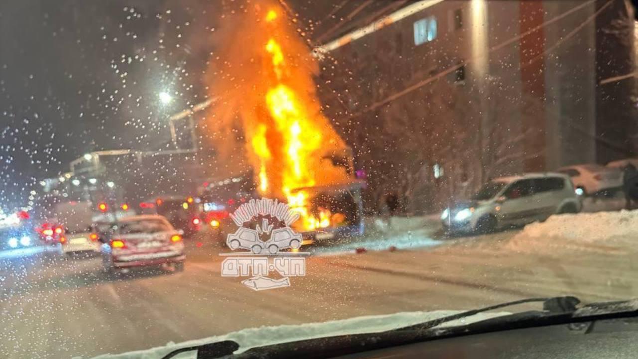 В загоревшемся автобусе на Гагарина в Мурманске не было пассажиров &ndash; МЧС